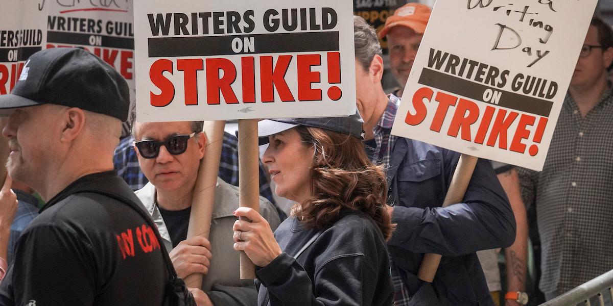 Medlemmarna i fackförbundet Writers Guild of America har röstat för att ratificera Hollywood studios nya kontrakt.