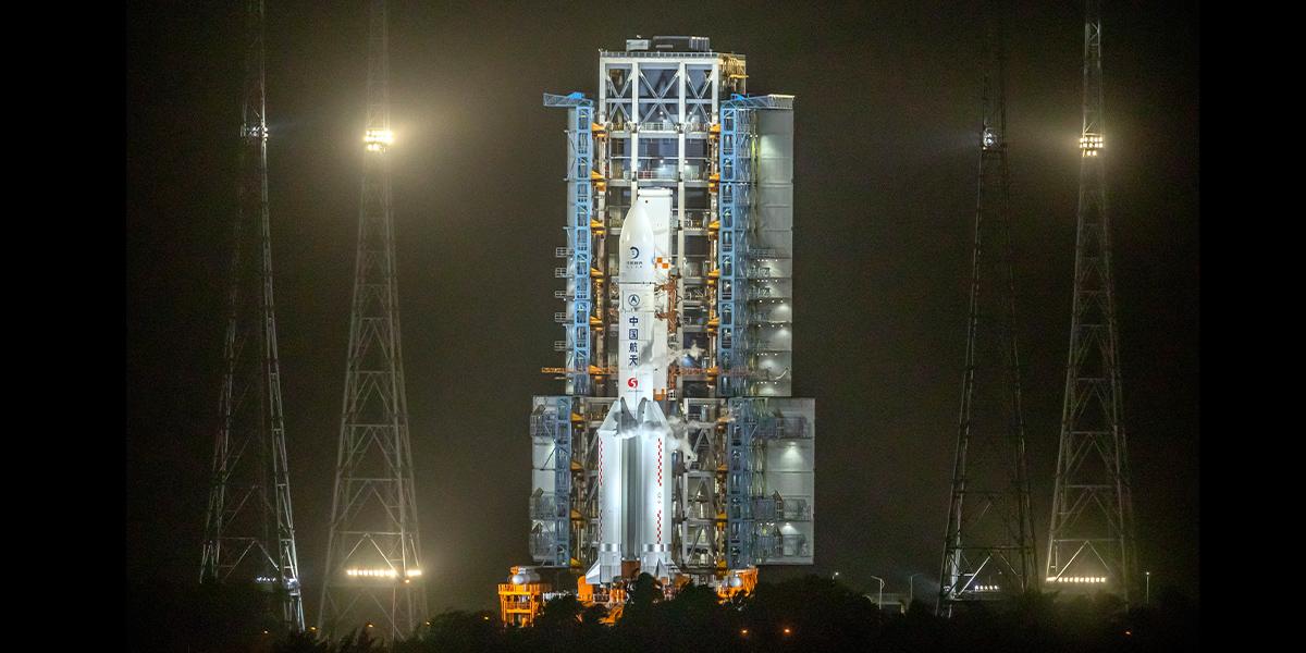 En Long March-5-raket sitter på uppskjutningsrampen vid Wenchang Space Launch Center i Wenchang i södra Kina, den 24 november 2020, inför uppdraget att hämta material från månens yta