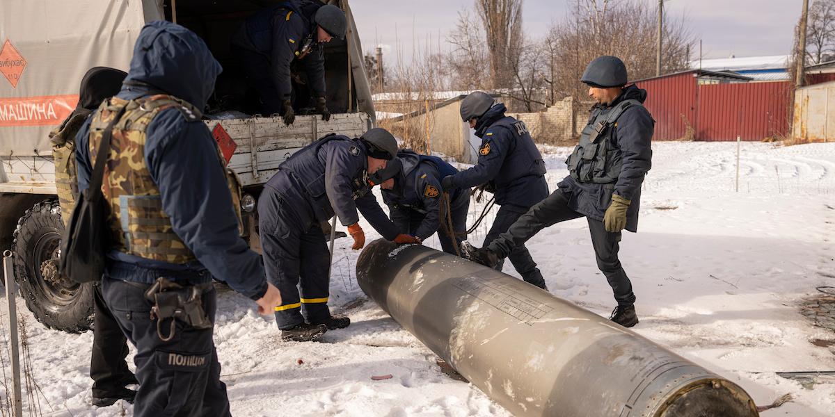 Ukrainska räddningstjänstemän lastar resterna av en S-300-robot som avfyrats av ryska styrkor. Enligt Ukrainas underrättelsetjänst har Ryssland samlat på sig hundratals robotar och planerar en attack i vinter
