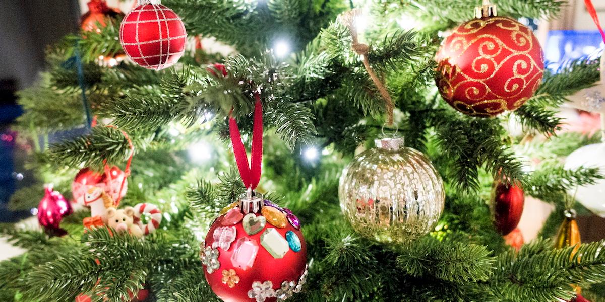 Ganska många nyser av julgranen, eller får huvudvärk, men enligt en expert är varför det blir så ett mysterium