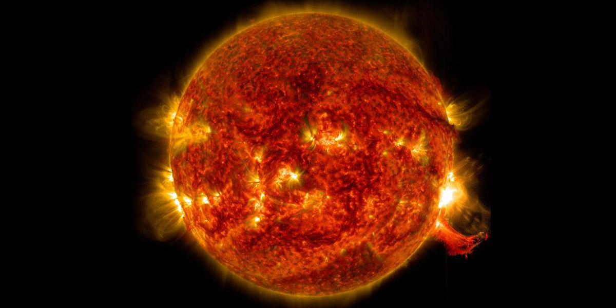Den 10 och 11 februari kastade solen ut stora solflammor som hopats samman till en så kallad kannibalisk koronamassutkastning som nådde jorden i går och även har effekt i dag