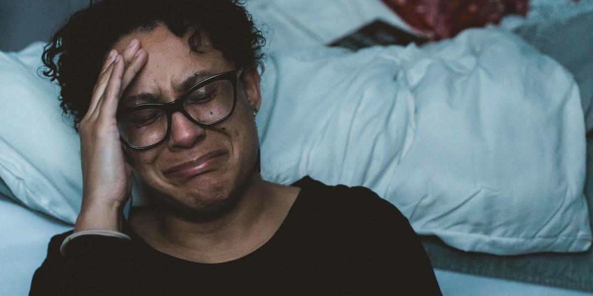 En kvinna känner sig ledsen. En undersökning om klimakteriet visar att sämre mentalt mående är vanligt under klimakteriet.