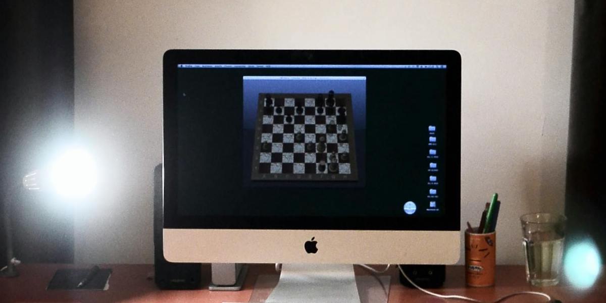 Dator med schackspel online, den första patienten som fick ett hjärnimplantat från Neuralink kan nu spela schack online endast med hjälp av sina tankar