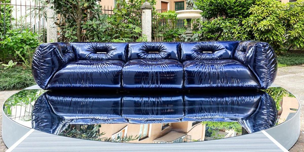 Vem vil ihte sitta i en Bugatti-blå soffa?