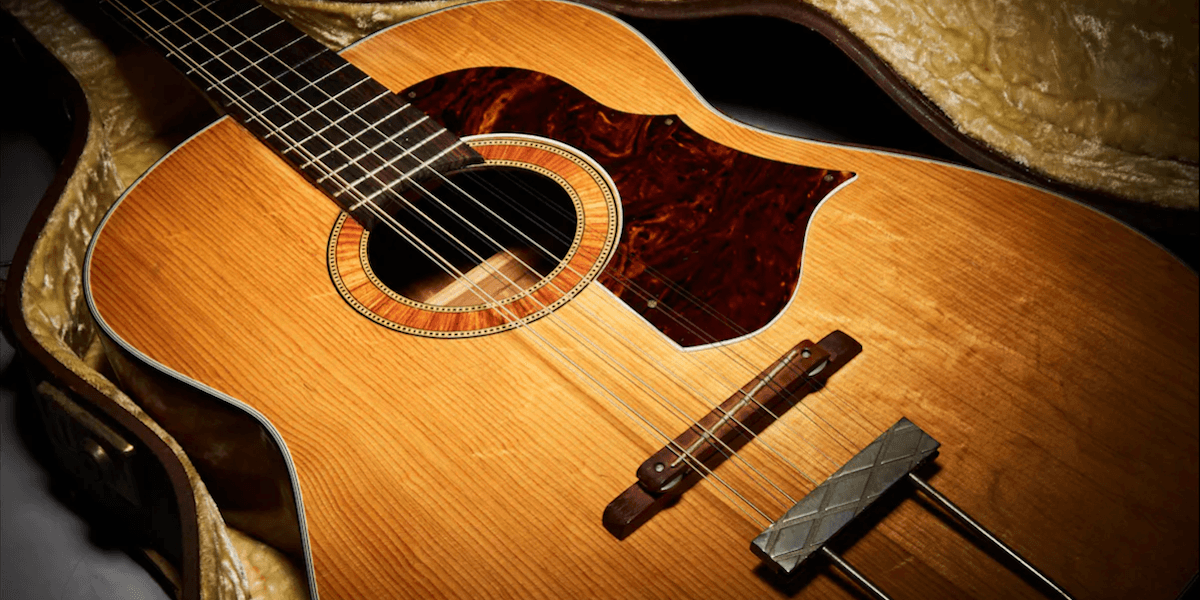 Den kända John Lennon-gitarren hamnar på auktion i New York inom kort.
