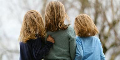Tre systrar. Det råder delade meningar huruvida den ordning syskon föds i spelar någon roll för vilken personlighet de får