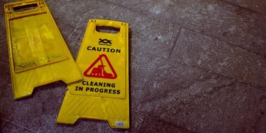 En skvätt med likör, som lämnats på golvet vid incheckningsdisken på Heathrow, visade sig få förödande konsekvenser.