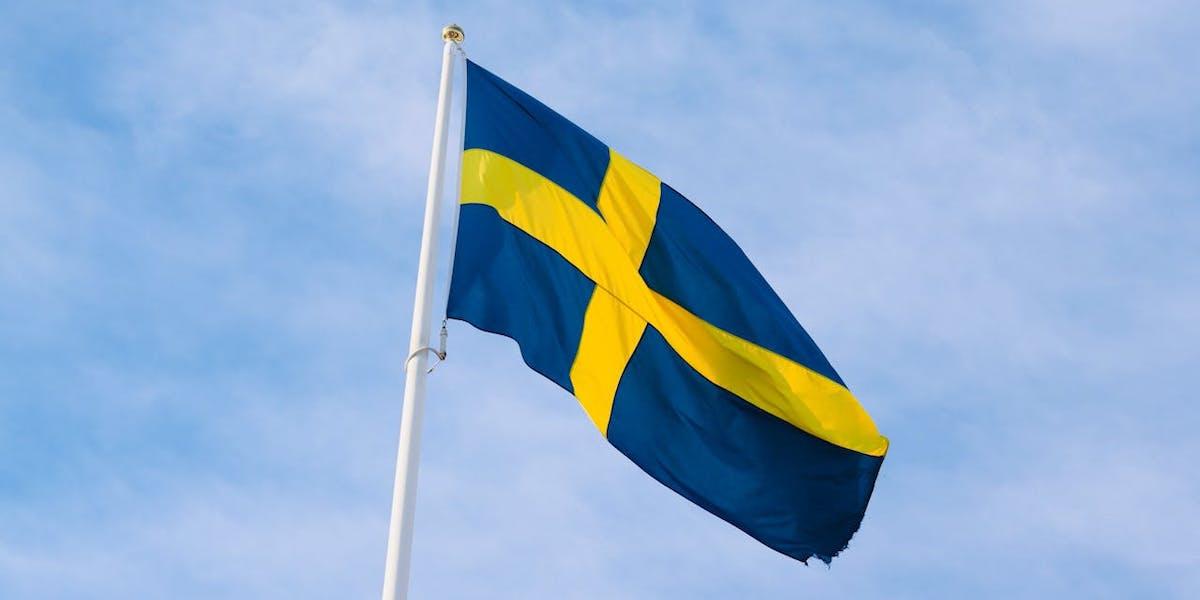 Svenska flaggan. Sveriges befolkning beräknas framöver att öka i en långsammare takt än tidigare och SCB räknar med att barnafödandet kommer fortsätta minska