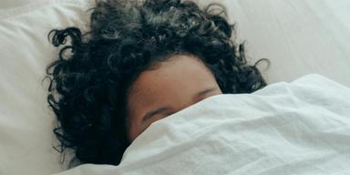 En kvinna under täcket. En sorts sömnstörning som cirka 3 procent lever med, enligt en studie från 2010, kan vara pinsam att tala om för de som vet om att de har den