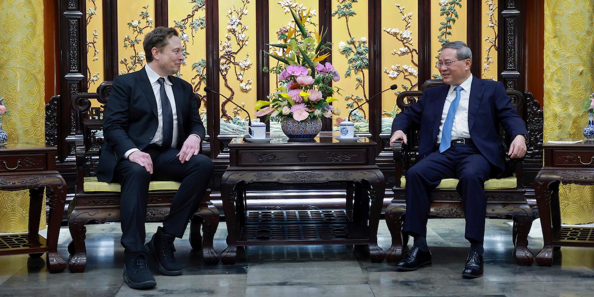 Gemytligt? Åtminstone varmare tongångar än på länge när Teslas vd Elon Musk, till vänster, besökte Kinas premiärminister Li Qiang i Peking under söndagen.