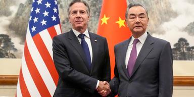 USA:s utrikesminister Antony Blinken, till vänster, möter Kinas dito Wang Yi för att diskutera relationen mellan USA och Kina.