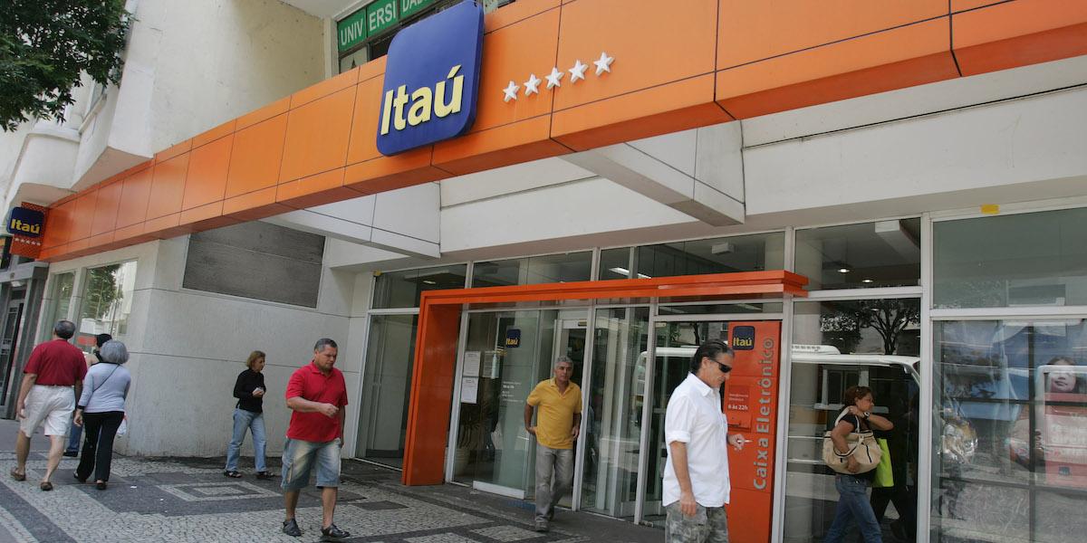 En kvinna misstänks för att ha försökt få en död man att skriva under ett lån på banken Itaú i Rio de Janeiro, Brasilien. Händelsen utreds av polis