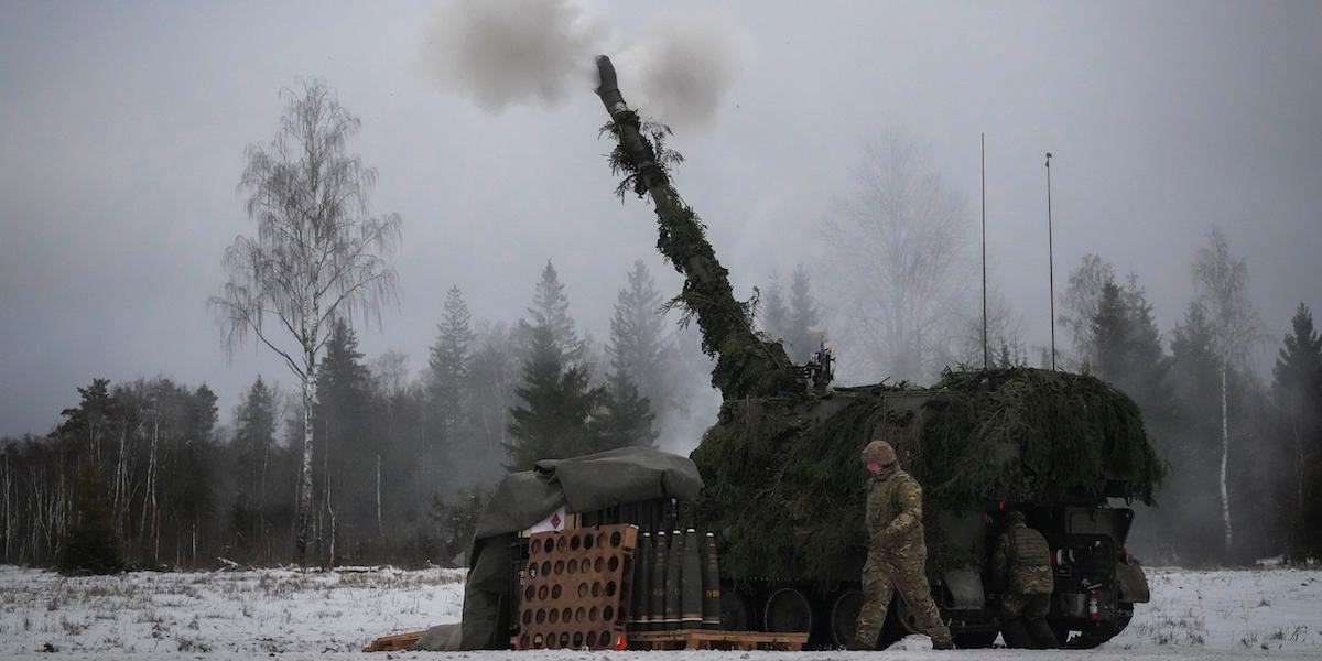 Artellerivapnet AS-90 avfyras under en Nato-övning nära Tapa i Estland. (Sergei Grits/AP/TT).