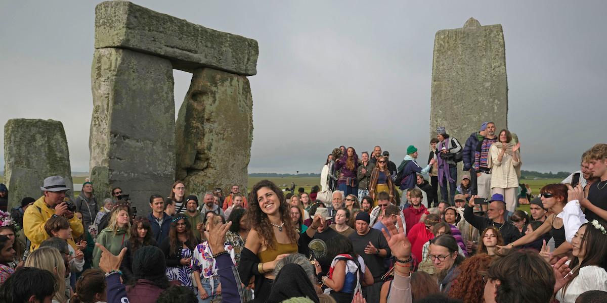 Vid vårdagjämningen har människor samlats vid Stonehenge