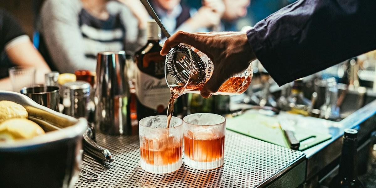 Alkohol hälls upp i en bar. Alkoholkonsumtionen bland pensionärer ökar, vilket är oroväckande eftersom våra kroppar förändras när vi blir äldre