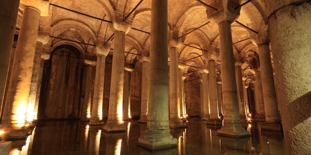 Den välbevarade vattenreservoaren Basilikacisternen lockar många av Istanbuls besökare.