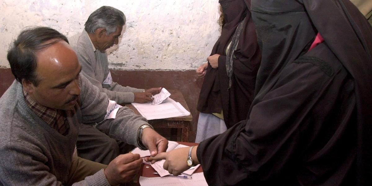 Som röstberättigad i Indien visar du upp ditt bläckmarkerade finger som bevis på att du röstat, för att sedan ta del av ett fördelaktigt erbjudande.