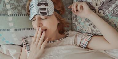 En kvinna vaknar trött. En ny gallupundersökning visar att Milleniegenerationen inte sover så mycket som de behöver