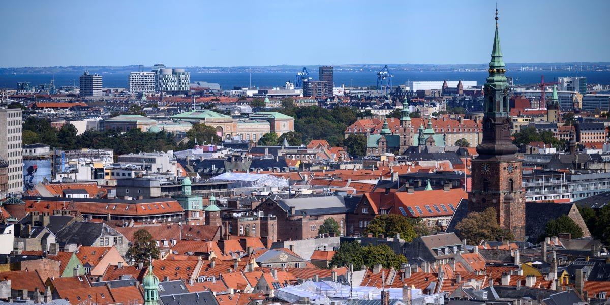 Den 2 maj riktas världens börsblickar mot den danska huvudstaden. Tre superbolag har kommit med rapporter som får Köpenhamnsbörsen att röra sig rejält.