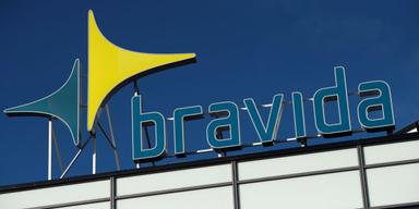 Installationsföretaget Bravida befinner sig mitt i en överfaktureringsskandal. Trots det väljer analyshuset att upprepa köpstämpeln på Bravida-aktien och höja riktkursen.