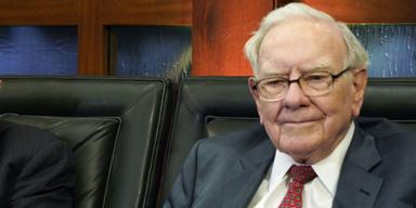 Warren Buffet fick klara sig utan parhästen Charlie Munger på årets Berkshire-stämma. Men som vanligt bjöd börsoraklet på nyheter och kloka tankar från scenen.