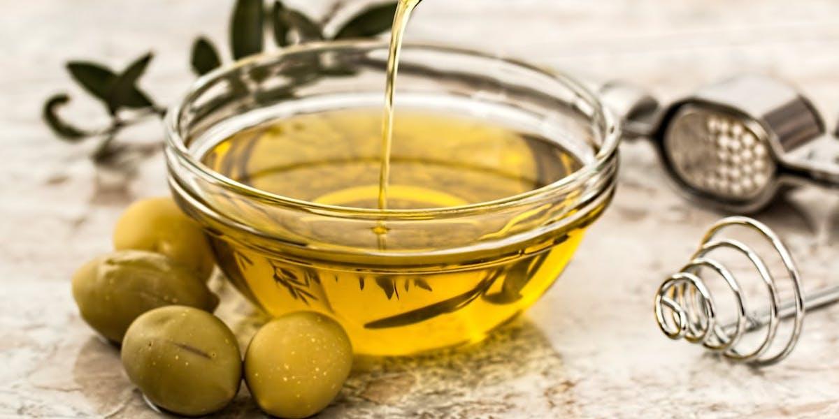 Olivolja. En ny studie kopplar daglig konsumtion av olivolja till lägre risk att dö av demens