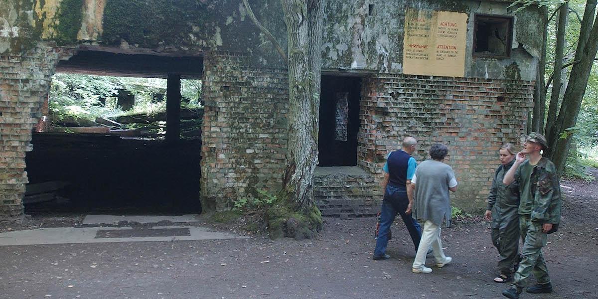 Ruinerna av Adolf Hitlers högkvarter Varglyan i Gierloz, i nordöstra Polen, där fem skelett utan händer och fötter har hittats