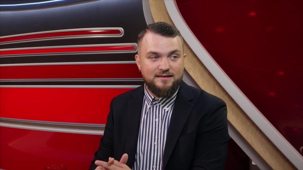 Edvard Lundkvist och Emma Fällman i studion