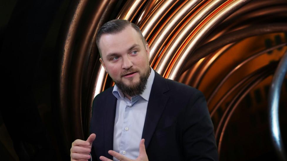 ”Koppar kan bli 2000-talets råvara”, säger han. Användningsområdena är breda: elnät, batterier, elbilar, vindkraft och avancerad elektronik.