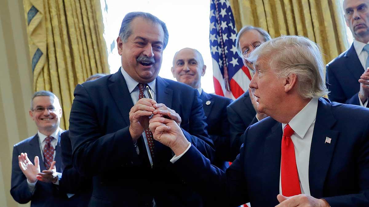 Dow Chemicals mångåriga vd och styrelseordförande Andrew Liveris (bilden) kommer att stiga åt sidan nästa månad. (Foto: TT)