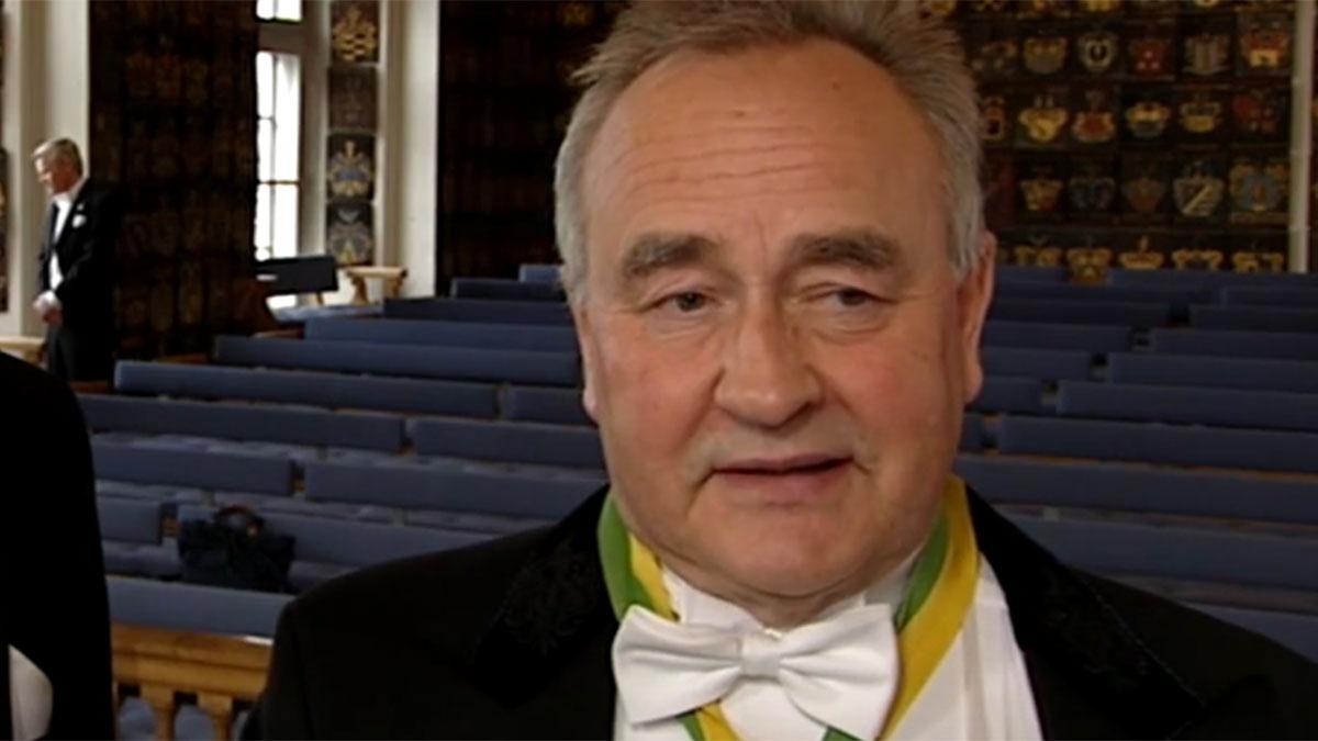 Läkemedelsmiljardären Lars Backsell har fört en fruktlös kamp mot den 60 meter höga mobilmasten i skärgården. För fyra år sedan tilldelades han Näringslivsmedaljen
