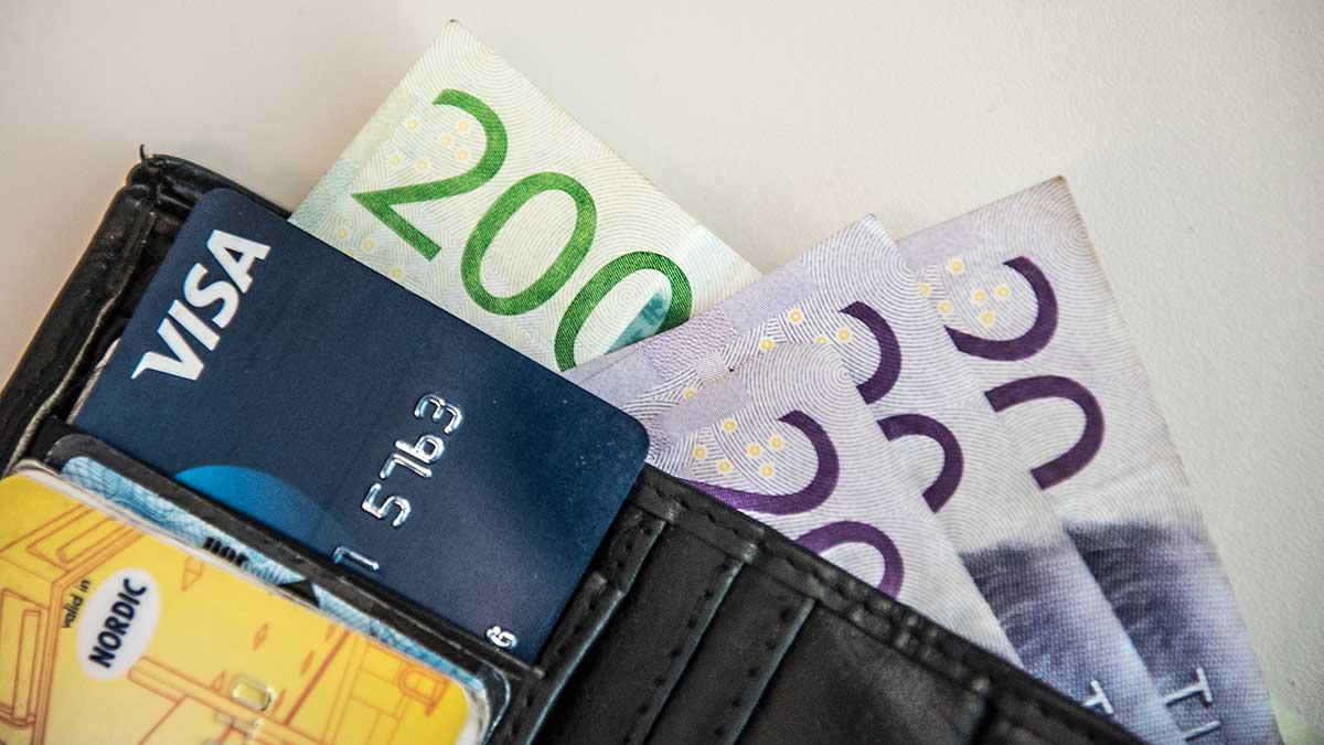 Enligt sparproffset i artikeln är 50.000 kronor rimligt att ha i sparbuffert