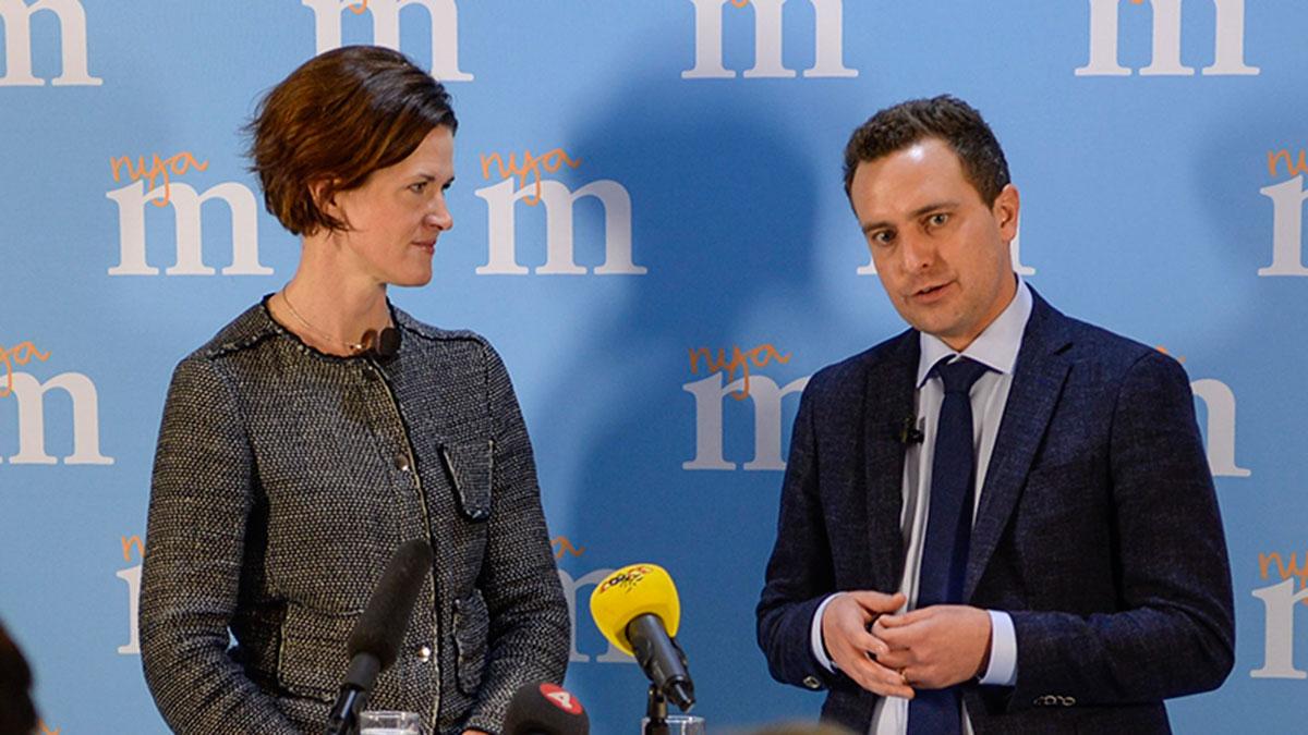 M-ledaren Anna Kinberg Batra petar sin partisekreterare Tomas Tobé. (Foto: TT)