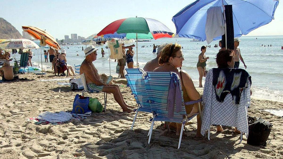 Mäklarföretaget Bjurfors hoppas att fler svenskar slår ner pålarna i värmen i Spanien. (Foto: TT)