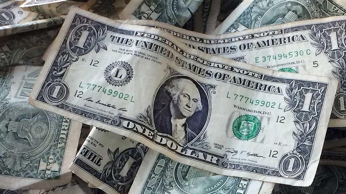 De globala skuldnivåerna steg till rekordhöga 233 biljoner dollar under det tredje kvartalet 2017. Det uppger Institute of International Finance