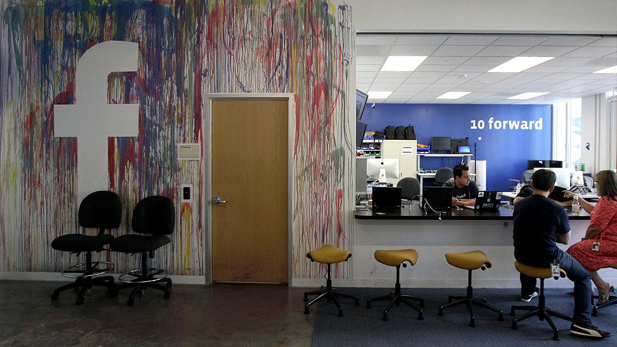 Facebook vill inte kommentera uppgifterna om att säkerhetsklassade personer ska börja anställas. (Foto: TT)