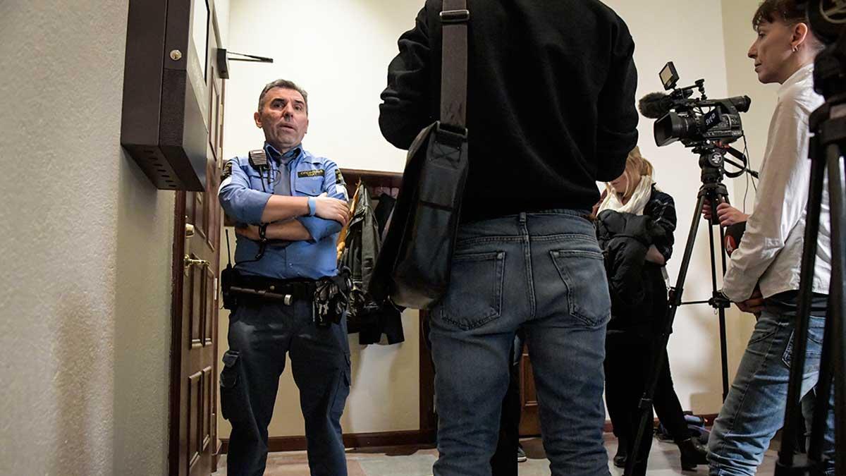 Bilden togs i samband med häktningsförhandlingarna mot de inblandade i korruptionshärvan. (Foto: TT)