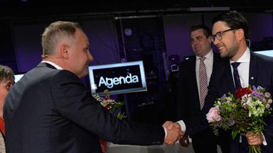 Vänsterledaren Jonas Sjöstedt skakar hand med SD-ledaren Jimmie Åkesson efter en partiledardebatt. De båda partierna