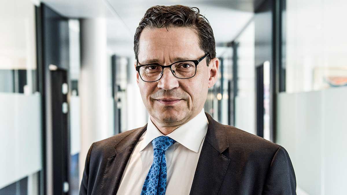 Bankföreningens vd Hans Lindberg totalsågar regeringens förslag om en extra löneskatt i finanssektorn och menar att det hotar 16.000 jobb. (TT)