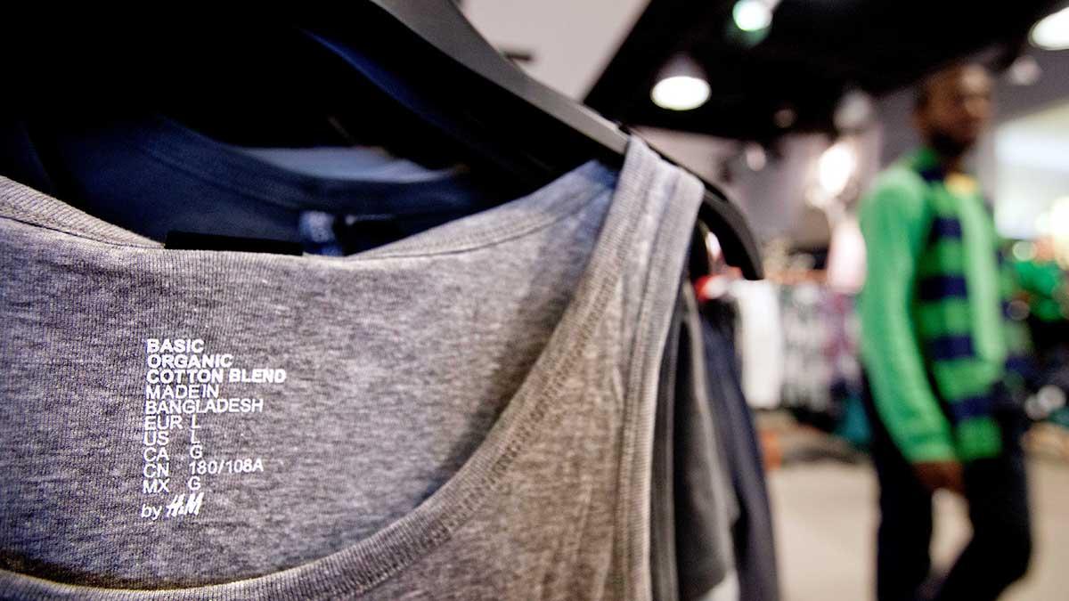 H&M anklagas av den internationella arbetsrättsorganisationen WCR för bristande kontroll över en underleverantör efter en incident hos en leverantör i Bangladesh. (Foto: TT)