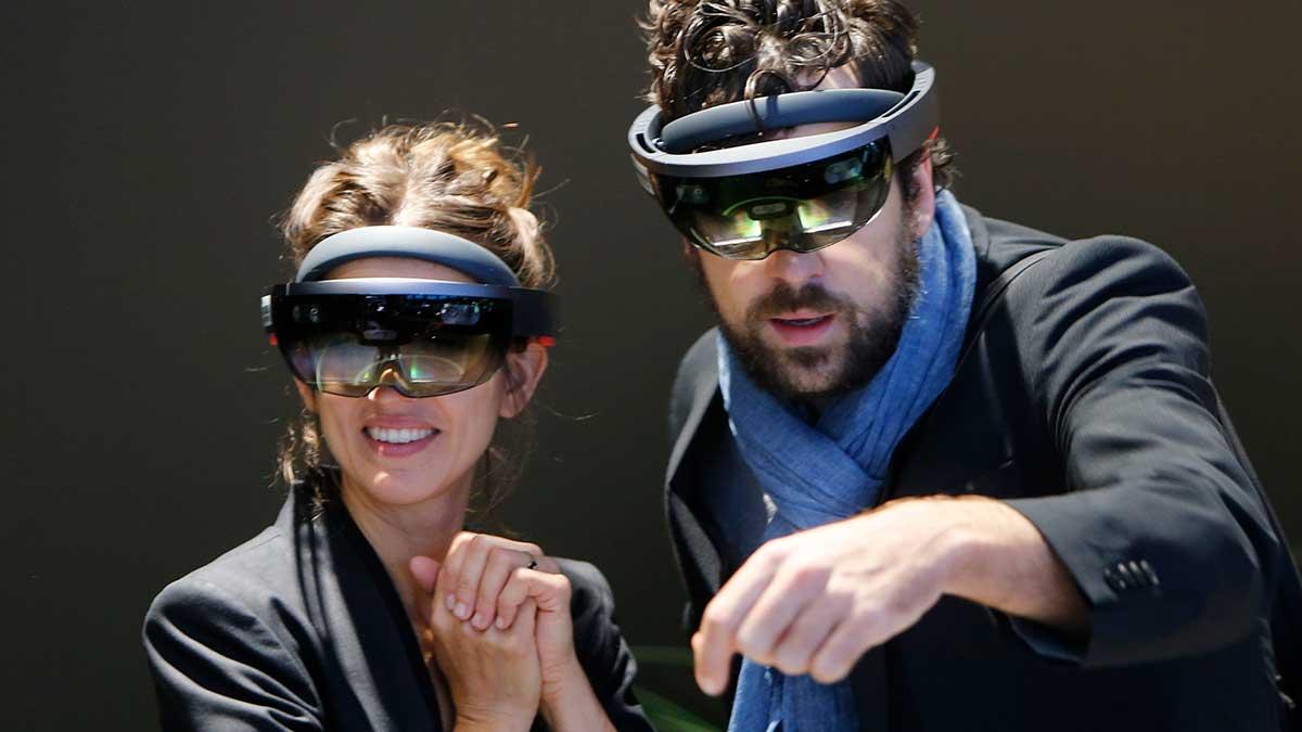 Microsofts AR-headset Hololens (bilden) kommer nu till Sverige. (Foto: TT)