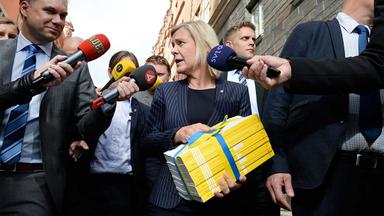 Finansminister Magdalena Andersson (S) promenerar med höstbudgeten från finansdepartementet till Riksdagen. (TT)