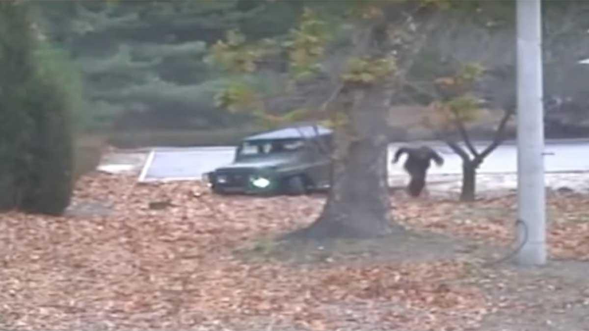 Incidenten kommer en månad efter att en annan nordkoreansk soldat flytt (bilden) och i samband med det blivit skjuten av egna soldatkollegor. Han hann dock passera gränsen och återhämtar sig nu på ett sjukhus i Sydkorea. (Foto: AFP / Youtube)