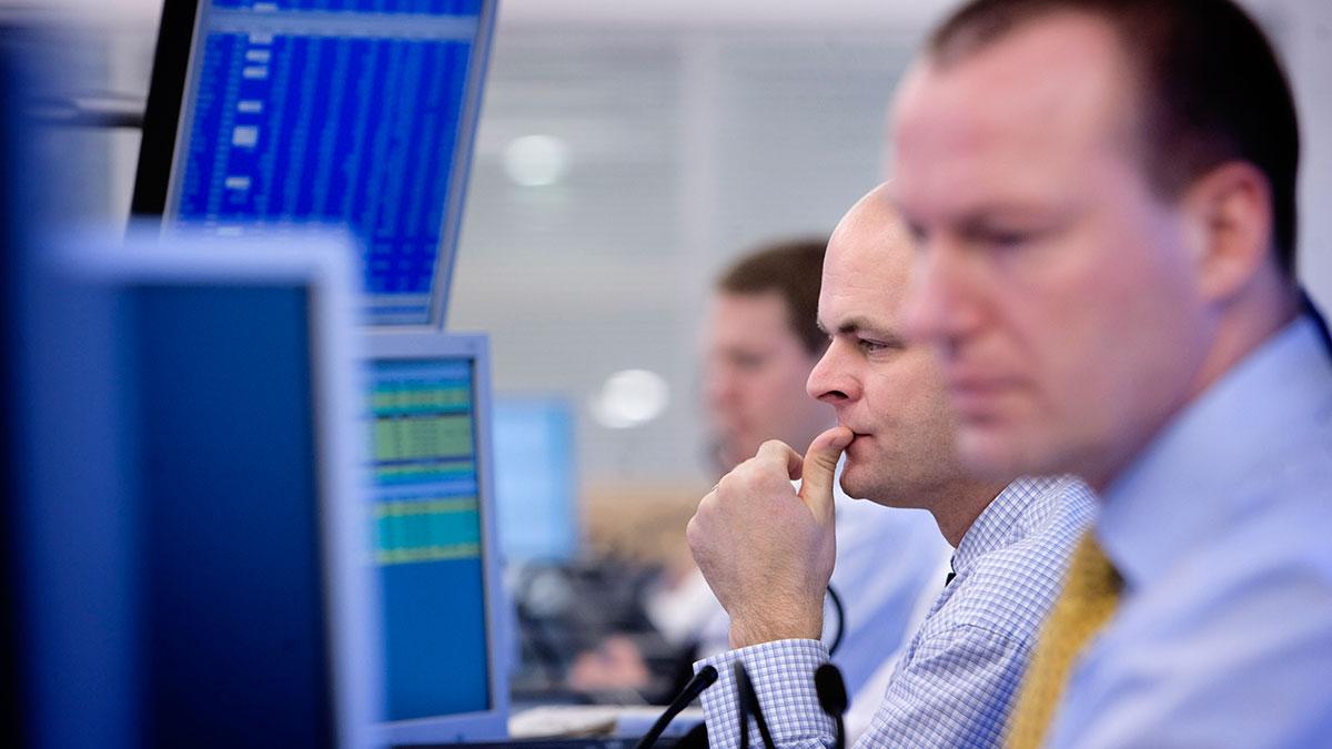 När kommer börskraschen? Det är det ingen som vet men många placerare parerar för ett sådant scenario. Bilden är från Köpenhamnsbörsen. (Foto: TT)