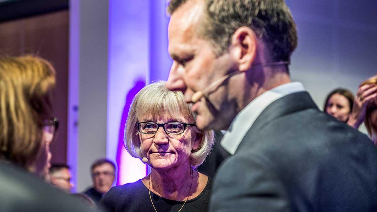 Telias vd Johan Dennelind (närmast kameran) och Telias styrelseordförande Marie Ehrling. (TT)