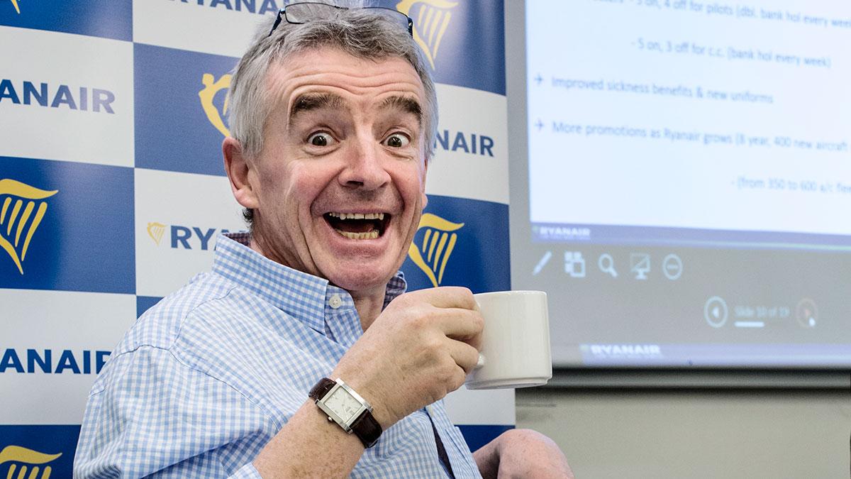 Ryanairs vd Michael O'Leary räknar med kraftiga prisfall på flygbiljetter. (TT)