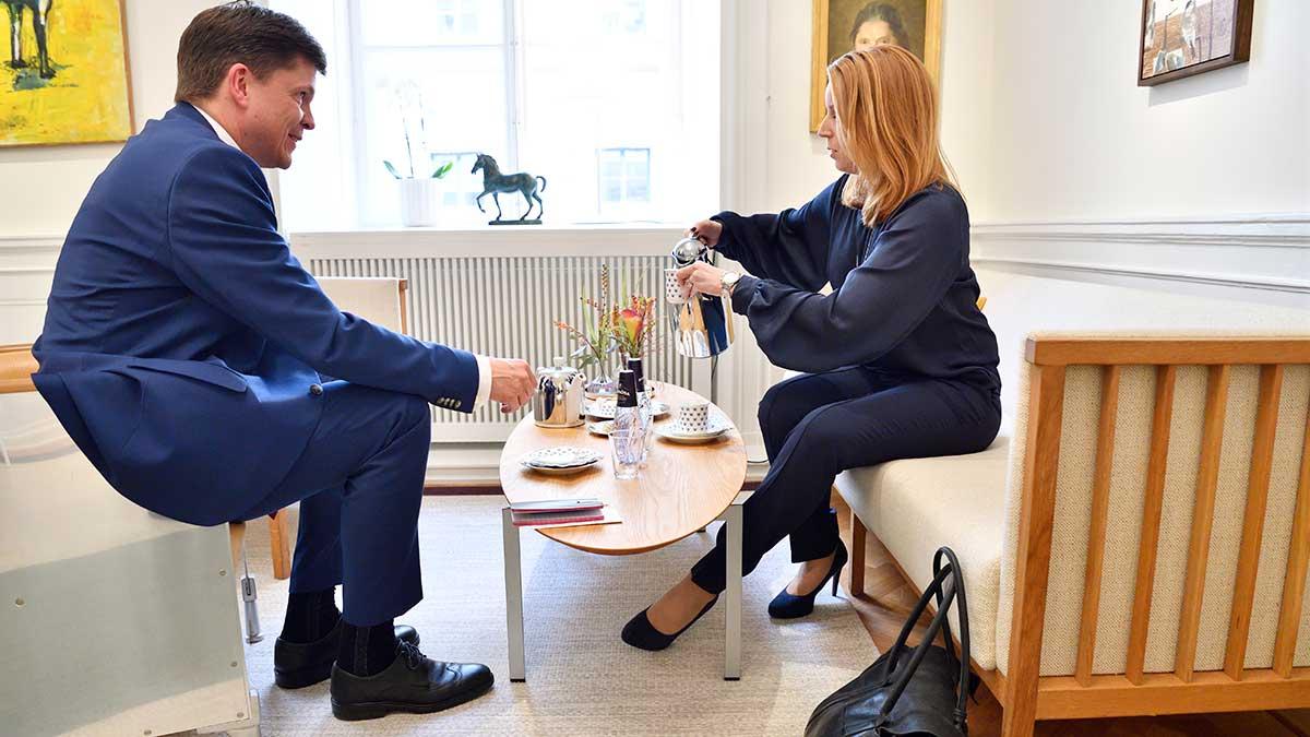 Annie Lööf (C) tar en påtår under en av många talmansrundor hos Andreas Norlén. "Det har druckits kaffe till förbannelse"