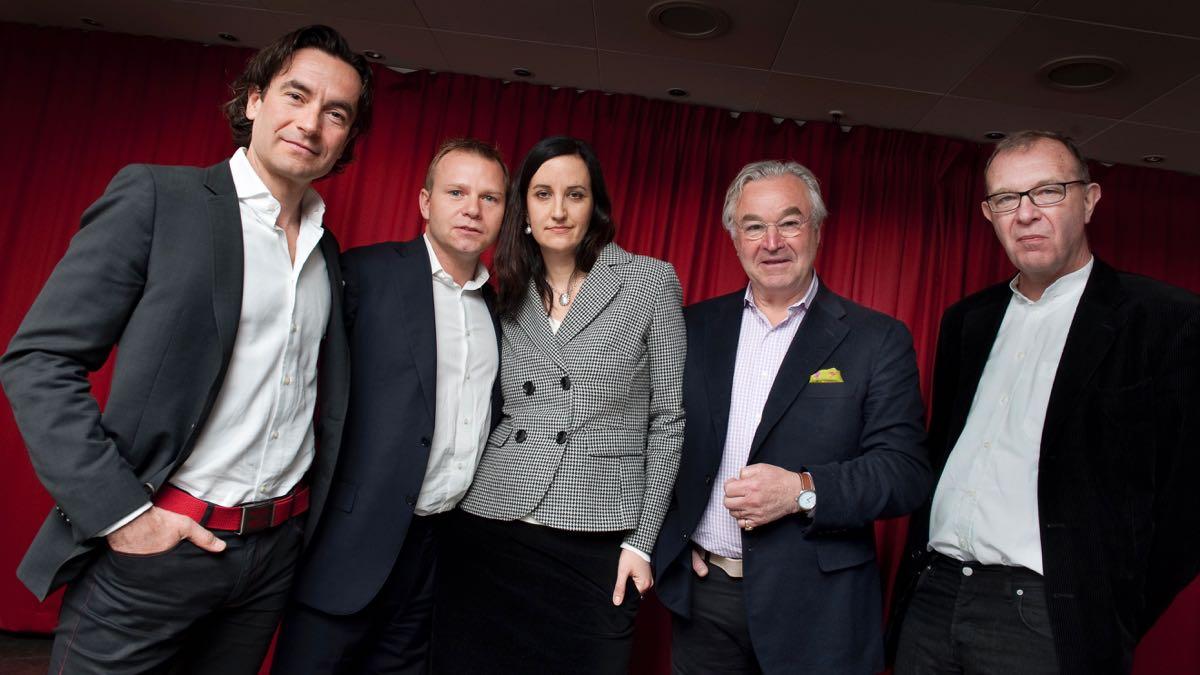Douglas Roos längst till vänster under inspelningen av Draknästet som sändes i SVT för några år sedan. (Foto:TT)