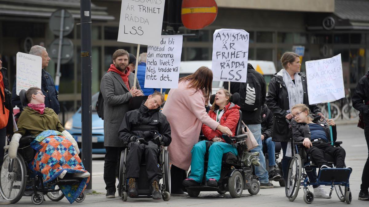 Dagens Industri skriver idag att man fortfarande måste kunna kostnaderna för LSS