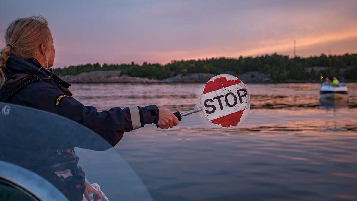 Miljardären som artikeln handlar om stoppades för misstänkt sjöfylleri
